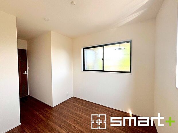 〜収納豊富な洋室〜 ・各居室に備え付けの収納をご用意。タンスなどを置く場合と比べ出っ張らないので部屋の中を有効のご活用いただけます。 ・収納の広さなどぜひ現地でご確認くださいませ。 