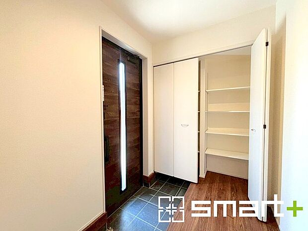 〜明るい玄関でお出迎え〜 ・圧迫感がなくスッキリ広々とした印象の玄関。玄関ドアにガラス部分を設ける事で穏やかな陽の入り明るい空間になります。 