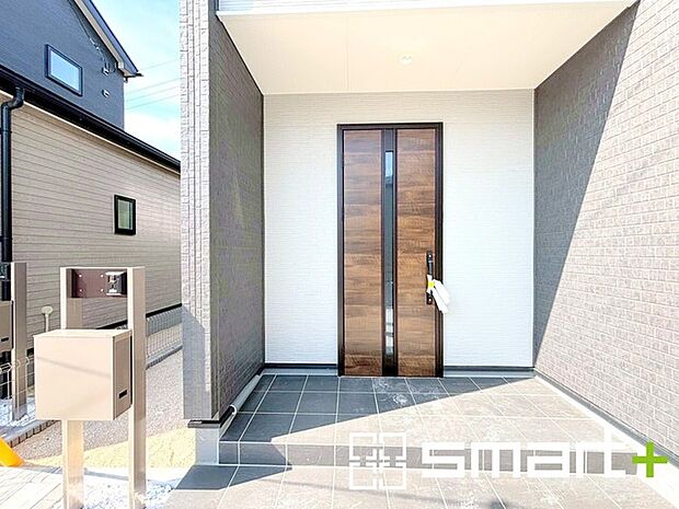 〜デザイン性に優れた玄関〜 ・モダンなデザインの玄関ドアを採用する事でお住まいの「顔」の印象が大きく変わります。 ・毎日帰宅した際に嬉しくなる仕様です。 