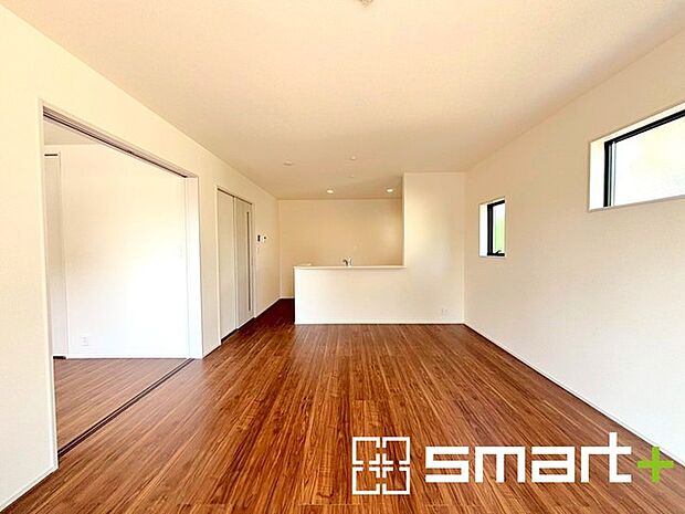 〜日当り良好のＬＤＫ〜 ・穏やかな陽だまりに包まれる居心地の良いＬＤＫは、ご家族が自然と集まる憩いのスペースになりそうですね。 ・柔らかみのあるナチュラルカラーで、家具やカーテンの色も選びやすいです。