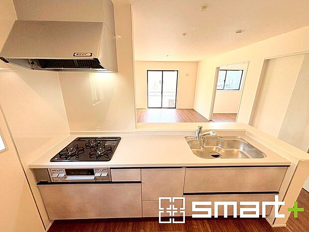 〜人気のカウンターキッチン〜 ・キッチンには余計な柱が無いので、リビングが見渡せ開放感のある造りとなっております。 ・蛇口には浄水器が内蔵されるなど機能面でも優れたキッチンです。 