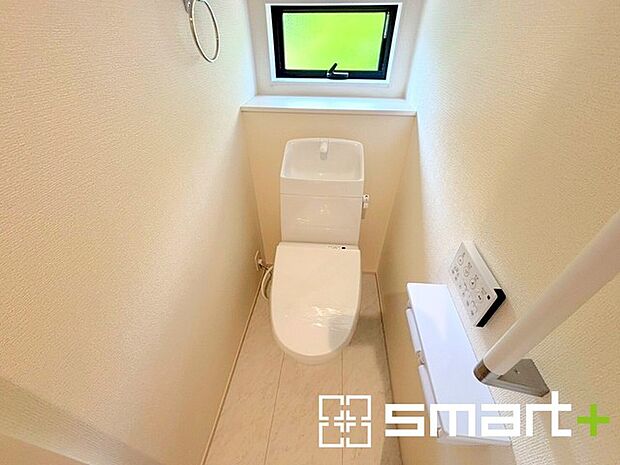 〜窓付きの明るいトイレ〜 ・清潔感あるシャワートイレ。窓があるので換気もしやすく快適ですね。 ・背面にある棚はトイレットペーパーなどの置き場や飾り棚としても利用できますね。