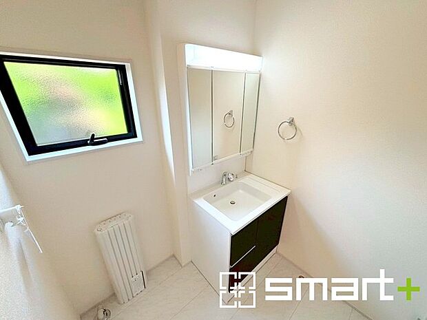 〜明るい洗面スペース〜 ・窓から明るい陽が入るので、気持ちよく朝の支度ができますね。 ・使い勝手の良い三面鏡タイプのシャワー付き洗面化粧台。