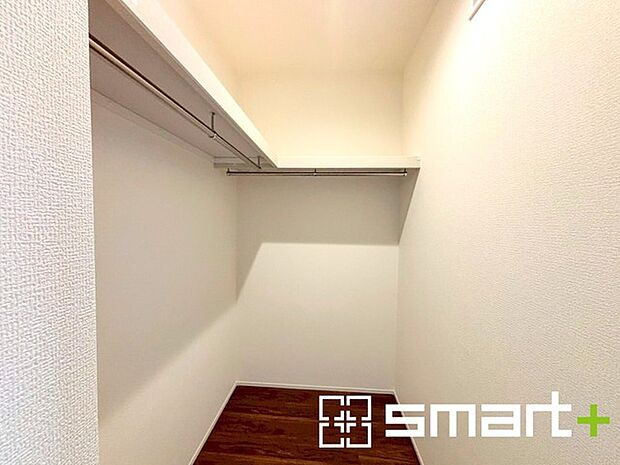 〜あると嬉しいウォークインクローゼット〜 ・大容量のウォークインクローゼット付。衣類をハンガーに掛けたまま収納できるのがうれしいですね。 ・季節ものや小物類なども整理整頓しやすく生活空間が広がります。