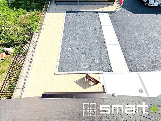 〜お庭もある余裕の敷地〜 ・広々した敷地にはお庭もご用意。お庭があるだけで余裕を感じますね。 ・防草シートや人工芝の敷設などのオプションもお気軽にご相談くださいませ。 