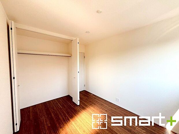 〜収納豊富な洋室〜 ・各居室に備え付けの収納をご用意。タンスなどを置く場合と比べ出っ張らないので部屋の中を有効のご活用いただけます。 ・収納の広さなどぜひ現地でご確認くださいませ。 