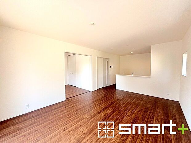 〜家族団らんにピッタリのＬＤＫ〜 ・日当り良好のＬＤＫは隣接する和室を開放すると20.5帖の広々とした空間になります。 ・家事をしながらご家族との会話が楽しめる人気のカウンターキッチンも魅力です。