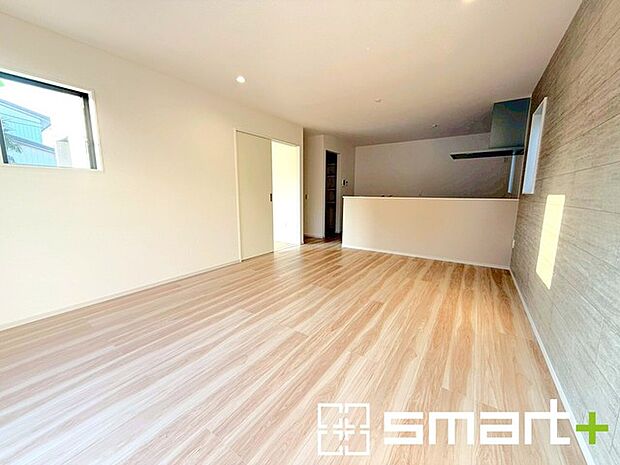 〜穏やかな陽の入るＬＤＫ〜 ・大きな窓のあるＬＤＫは陽当りも良好で明るい空間となっております。 ・ご家族団らんなど過ごす時間の多いＬＤＫが明るいのは嬉しいポイントですね。 