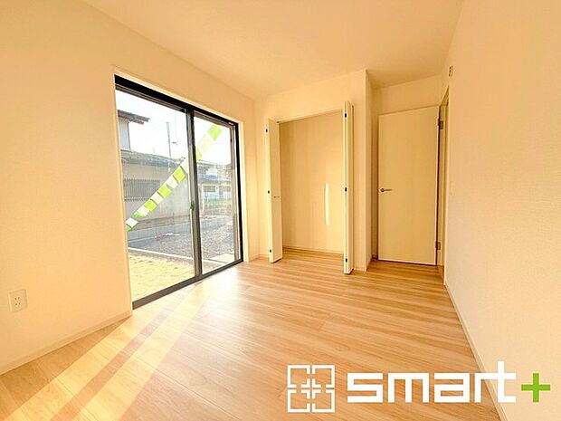 〜自然な風合いの洋室〜 ・ナチュラルな色彩で纏められた洋室は家具のコーディネートもしやすくなっております。 ・どんな家具にするか考えるだけでも楽しくなってきますね。 