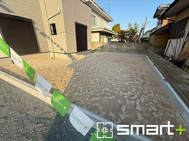 〜広々したお庭のある邸宅〜 ・余裕の敷地には広いお庭もご用意。 ・ガーデニングや安らぎの空間として、倉庫を置いたりと様々な活用が可能です。 ・人工芝の敷設などもお気軽にご相談くださいませ。 