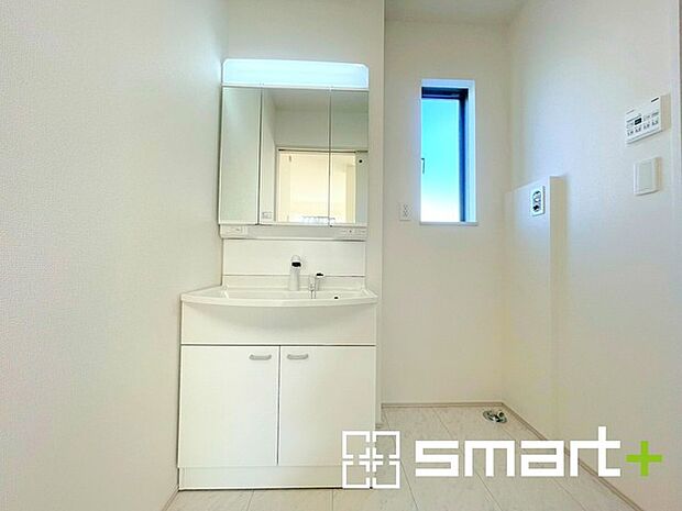 〜収納も充実の洗面台〜 ・洗面台は鏡の両側に物を置くスペースがございますので、整髪料や歯ブラシなどもスッキリと片付け可能。 ・洗面台下のパイプスペースにも洗剤などをご収納いただけます。 （Ｂ号棟）