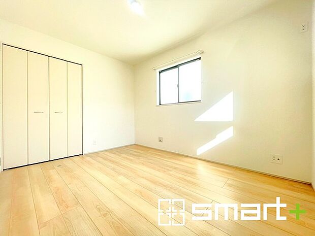 〜自然な風合いの洋室〜 ・ナチュラルな色彩で纏められた洋室は家具のコーディネートもしやすくなっております。 ・どんな家具にするか考えるだけでも楽しくなってきますね。 （Ｂ号棟） 