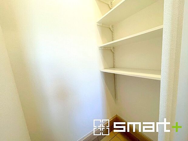 〜シューズインクロークのある玄関〜 ・玄関横にシューズインクロークをご用意。 ・追加の靴置きとしてはもちろん、スキー・ゴルフなど趣味の用具の置場としてもご利用いただけます。 (A号棟)