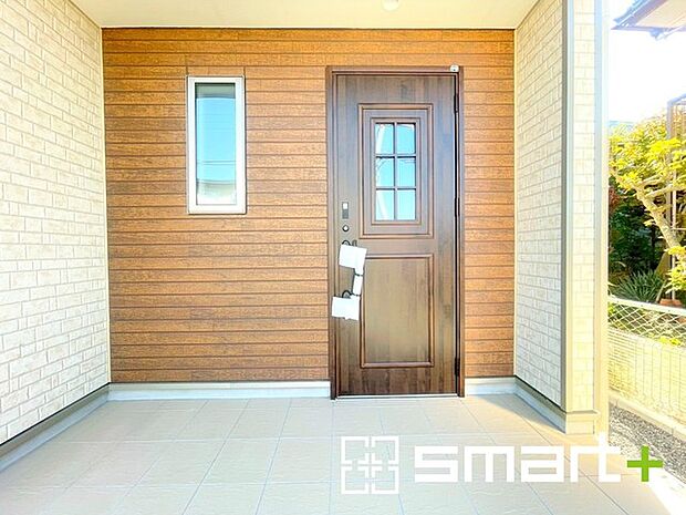 〜お住まいの顔「玄関」〜 ・玄関ドアの上にはもちろん軒がございますので、雨の日でも濡れずに鍵の開閉が可能です。 ・鍵は防犯性に優れたディンプルキーを採用。 (A号棟)