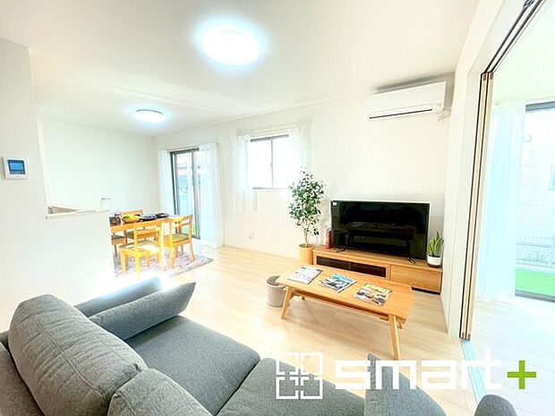 〜ナチュラルな色彩のLDK〜 ・自然な風合いの色味で纏められたLDKは家具のコーディネートもしやすくなっております。 ・どんなインテリアにするか、考えるだけでも楽しくなりますね。 (A号棟)