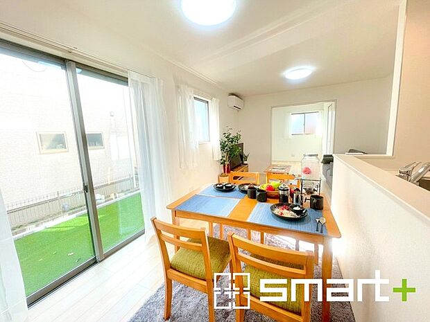 〜穏やかな陽の入るLDK〜 ・大きな窓のあるLDKは陽当りも良好で明るい空間となっております。 ・ご家族団らんなど過ごす時間の多いLDKが明るいのは嬉しいポイントですね。 (A号棟)