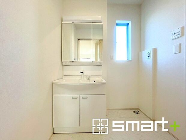 〜収納も充実の洗面台〜 ・洗面台は鏡の両側に物を置くスペースがございますので、整髪料や歯ブラシなどもスッキリと片付け可能。 ・洗面台下のパイプスペースにも洗剤などをご収納いただけます。 (A号棟)