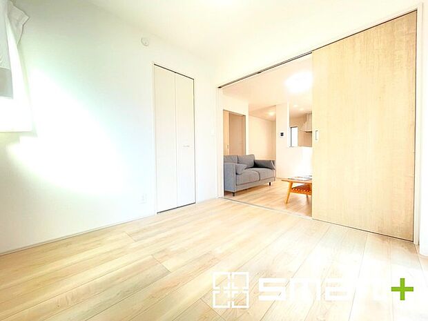 〜2面採光の明るいお部屋〜 ・洋室は2面採光とする事で穏やかな陽の入る明るい空間となっております。 ・くつろぎのプライベート時間を明るい空間で穏やかにお過ごしいただけます。 (A号棟)