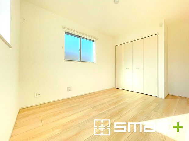 〜自然な風合いの洋室〜 ・ナチュラルな色彩で纏められた洋室は家具のコーディネートもしやすくなっております。 ・どんな家具にするか考えるだけでも楽しくなってきますね。 (A号棟)