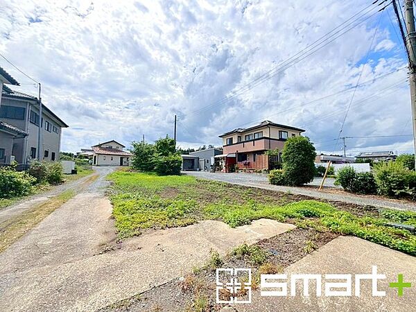 ～閑静な住宅街の立地～ ・周辺は閑静な住宅街となっておりますので、静かな暮らしをご実現いただけます。 ・前面道路の交通量も多くないので、小さなお子様がいるご家庭でもご安心ですね。