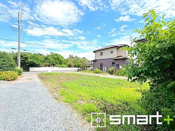 ～十分な広さのある前面道路～ ・前面道路は約10ｍございますので、お車でのすれ違いも楽々で余計なストレスがかかりません。 ・日々お車での移動が多い方には大切なポイントですね。
