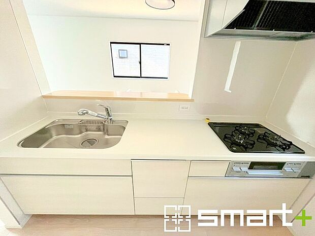 〜人気のカウンターキッチン〜 ・キッチンには余計な柱が無いので、リビングが見渡せ開放感のある造りとなっております。 ・蛇口には浄水器が内蔵されるなど機能面でも優れたキッチンです。 