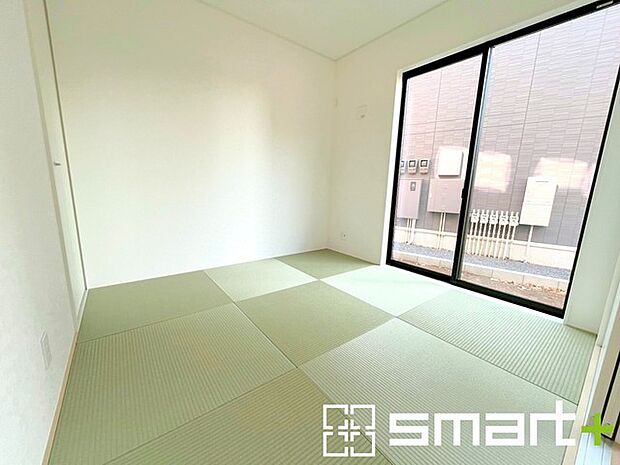 〜使い勝手の良い「和洋室」〜 ・畳敷きに建具は洋風、というハイブリッド型の「和洋室」。和室と洋室の良い所を組み合わせたお部屋です。 ・やはり畳の香りは心が落ち着きますね。 