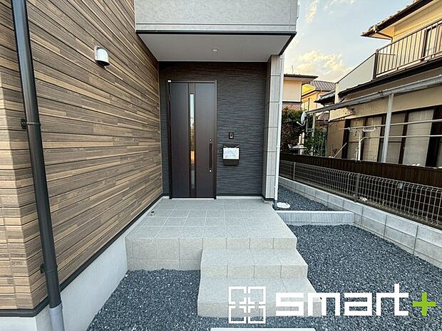 〜お住まいの顔「玄関」〜 ・玄関ドアの上にはもちろん軒がございますので、雨の日でも濡れずに鍵の開閉が可能です。 ・鍵は防犯性に優れたディンプルキーを採用。 