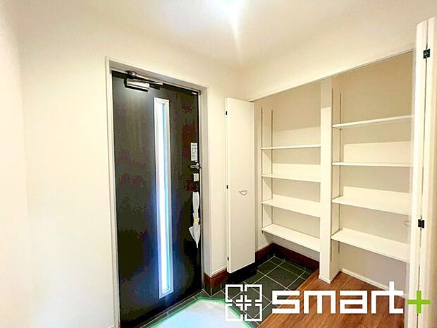 〜余裕の広さの玄関〜 ・玄関スペースを大きく取る事でご帰宅された際の開放感が違います。 ・お客様を出迎える顔にもなる玄関、この広さは魅力的ですね。ぜひ現地でご体感くださいませ。