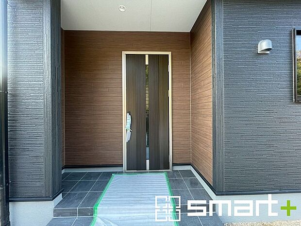 〜お住まいの顔「玄関」〜 ・玄関ドアの上にはもちろん軒がございますので、雨の日でも濡れずに鍵の開閉が可能です。 ・鍵は防犯性に優れたディンプルキーを採用。