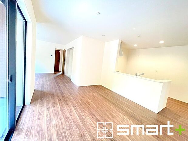 〜ナチュラルな色彩のLDK〜 ・自然な風合いの色味で纏められたLDKは家具のコーディネートもしやすくなっております。 ・どんなインテリアにするか、考えるだけでも楽しくなりますね。