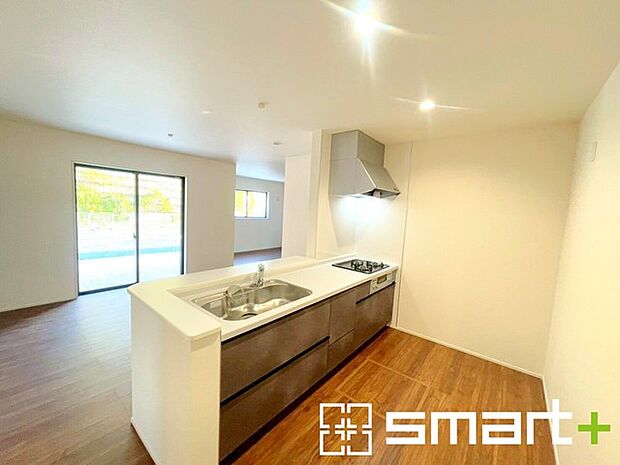 〜使い勝手の良いシステムキッチン〜 ・料理がしやすい設計のキッチンでお料理もはかどりますね。 ・もちろんキッチン下部は収納になっておりますので、フライパンなども収納可能です。