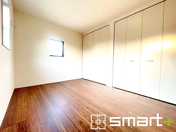 〜オプション施行もお任せください〜 ・フローリングの変色など劣化を軽減し、水をこぼした場合などにも防いでくれるフロアコーテイングが人気となっております。 ・オプション施行もお任せください。 