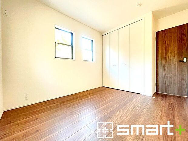 〜収納豊富な洋室〜 ・各居室に備え付けの収納をご用意。タンスなどを置く場合と比べ出っ張らないので部屋の中を有効のご活用いただけます。 ・収納の広さなどぜひ現地でご確認くださいませ。 