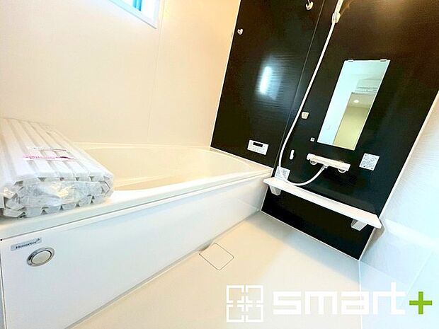 〜暖房乾燥機付きの浴室〜 ・ヒートショック対策にもなる浴室暖房を標準装備。冬場でも暖かくしてからご入浴が可能です。 ・もちろん乾燥機も付いておりますので、雨の日でも洗濯物を干せますよ。 