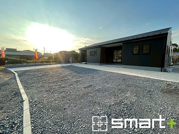 〜駐車場は3台分ご用意〜 ・駐車場は3台分ございますので、車通勤の方や複数台お持ちの方にもお勧めのお住まいです。 ・ご来客の際も安心の余裕の敷地です。 