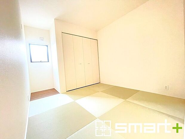 〜「和みの部屋」和室をご用意〜 ・ゴロンと寝転がったり、お子様のいるご家庭ではお子様を寝かしつけたり、などご活用いただける和室をご用意。 ・やはり畳の香りは心が落ち着きますね。 