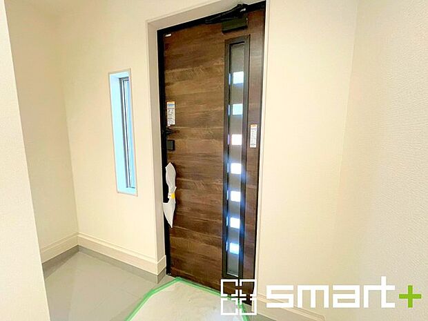 ~穏やかな陽の入る玄関~ ・玄関ドアのガラス部分に加えてシューズボックスの間に窓を設ける事で穏やかな陽の入る玄関に。 ・ご家族やご来客を明るい空間で出迎えてくれます。