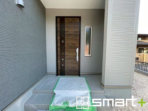 〜お住まいの顔「玄関」〜 ・玄関ドアの上にはもちろん軒がございますので、雨の日でも濡れずに鍵の開閉が可能です。 ・鍵は防犯性に優れたディンプルキーを採用。