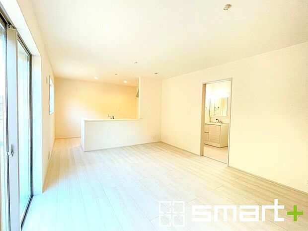 〜ナチュラルな色彩のＬＤＫ〜 ・自然な風合いの色味で纏められたＬＤＫは家具のコーディネートもしやすくなっております。 ・どんなインテリアにするか、考えるだけでも楽しくなりますね。 