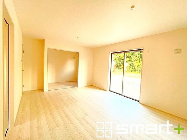 ~穏やかな陽の入るLDK~ ・大きな窓のあるLDKは陽当りも良好で明るい空間となっております。 ・ご家族団らんなど過ごす時間の多いLDKが明るいのは嬉しいポイントですね。