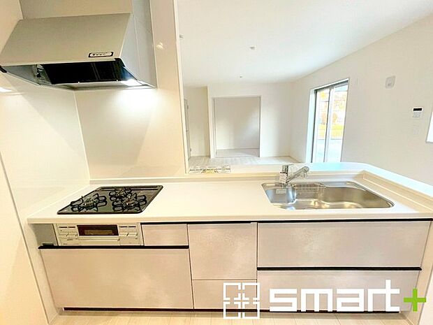 〜人気のカウンターキッチン〜 ・キッチンには余計な柱が無いので、リビングが見渡せ開放感のある造りとなっております。 ・蛇口には浄水器が内蔵されるなど機能面でも優れたキッチンです。