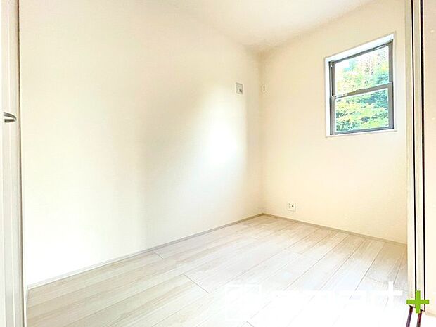 〜収納豊富な洋室〜 ・各居室に備え付けの収納をご用意。タンスなどを置く場合と比べ出っ張らないので部屋の中を有効のご活用いただけます。 ・収納の広さなどぜひ現地でご確認くださいませ。