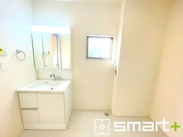 〜シャワー付き洗面台を採用〜 ・洗面台の蛇口がホースで伸びシャワーとしてご利用可能。 ・朝の寝ぐせ直しなどにシャワーを使いたい時、洗面台の掃除をする際にも便利にお使いいただけますよ。 