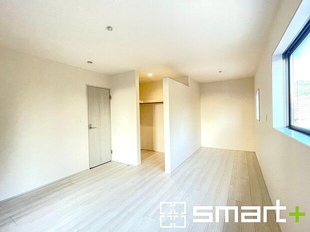 〜本格的な広さのウォークイン〜 ・しっかりとした広さのウォークインクローゼットを設けた仕様。 ・よくある小さめのウォークインは実際には収納力弱めですが、これだけ大きいと十分な収納力です。