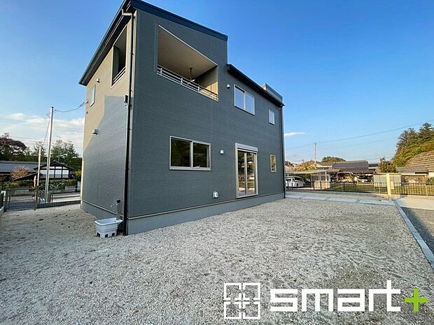 〜広々したお庭のある邸宅〜 ・余裕の敷地には広いお庭もご用意。 ・ガーデニングや安らぎの空間として、倉庫を置いたりと様々な活用が可能です。 ・人工芝の敷設などもお気軽にご相談くださいませ。 