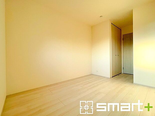 ~2面採光の明るいお部屋~ ・洋室は2面採光とする事で穏やかな陽の入る明るい空間となっております。 ・くつろぎのプライベート時間を明るい空間で穏やかにお過ごしいただけます。