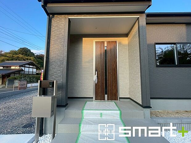 〜お住まいの顔「玄関」〜 ・玄関ドアの上にはもちろん軒がございますので、雨の日でも濡れずに鍵の開閉が可能です。 ・鍵は防犯性に優れたディンプルキーを採用。 