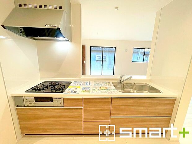 〜人気のカウンターキッチン〜 ・キッチンは人気のカウンタータイプを採用。「ご家族の顔が見える」造りです。 ・蛇口に浄水器が内蔵されているなど機能面でも優れた仕様です。 