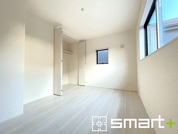 〜収納豊富な洋室〜 ・各居室に備え付けの収納をご用意。タンスなどを置く場合と比べ出っ張らないので部屋の中を有効のご活用いただけます。 ・収納の広さなどぜひ現地でご確認くださいませ。 